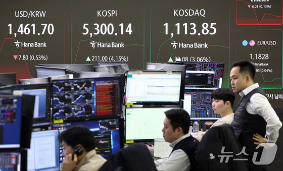 On Monday, when the KOSPI opened higher, stock market conditions were displayed on the electronic board in the dealing room at Hana Bank\'s headquarters in Jung-gu, Seoul 2026.2.9 / News1