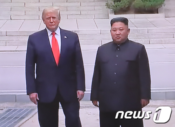 U.S. President Donald Trump and North Korean Chairman of the State Affairs Commission Kim Jong Un are meeting at Panmunjom on the afternoon of June 30, 2019 (YTN Capture) 2019.6.30 / News1