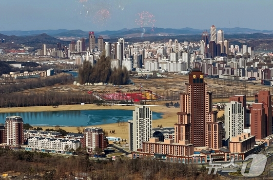 The Rodong Sinmun, the official newspaper of North Korea\'s Workers\' Party, reported on Thursday that a groundbreaking ceremony for the construction of the Hwasong District Phase 5 project was held on Wednesday with the attendance of Kim Jong Un, the party\'s general secretary / Rodong Sinmun