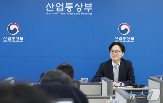 Minister of Trade, Industry and Energy Kim Jung-kwan held a briefing for the press corps at the Ministry of Trade, Industry and Energy\'s press room in the Government Complex Sejong on Monday, covering key ministry issues, followed by a question-and-answer session (Provided by Ministry of Trade, Industry and Energy) 2026.2.9 / News1