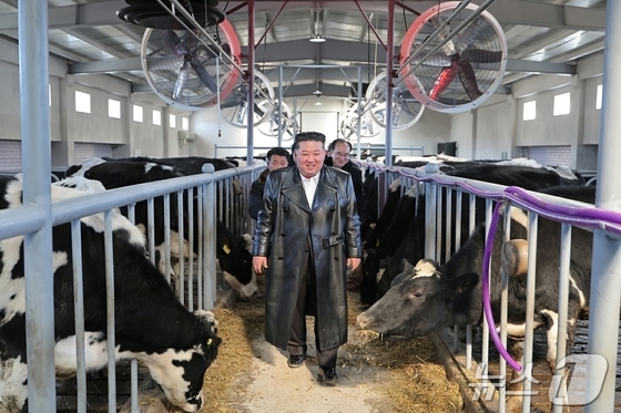 The Rodong Sinmun, the official newspaper of the Workers\' Party, reported on Tuesday that the opening ceremony for the Samgwang Livestock Farm of the North Pyongan Province Rural Management Committee, which has emerged as a model for socialist rural construction and livestock development in the new era, was grandly held on Monday. It stated that the respected Comrade Kim Jong Un, General Secretary of the Workers\' Party of Korea and Chairman of the State Affairs Commission of the Democratic People\'s Republic of Korea, attended the ceremony. Kim, General Secretary of the Workers\' Party of Korea, inspecting the farm / Rodong Sinmun