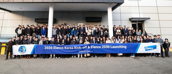 Last January, Elanco CEO Jeffrey Simmons visited Korea and took a commemorative photo with Korean employees (Provided by Elanco) / News1