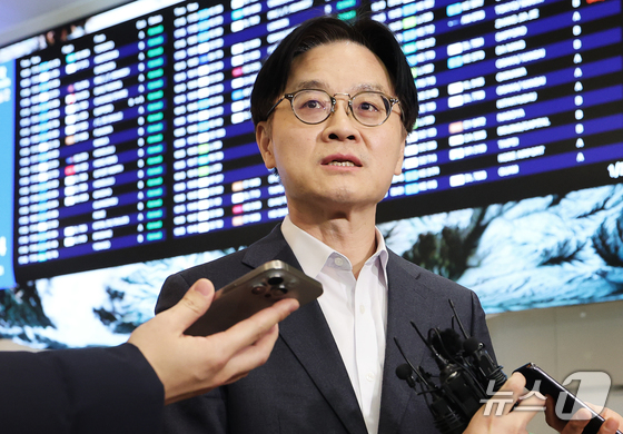 Minister of Trade, Industry and Energy Kim Jung-kwan, who returned after discussing pending trade issues between South Korea and the U.S. related to the mutual tariff hike policy, arrived at Incheon International Airport on the afternoon of January 31 and answered questions from reporters 2026.1.31 / News1