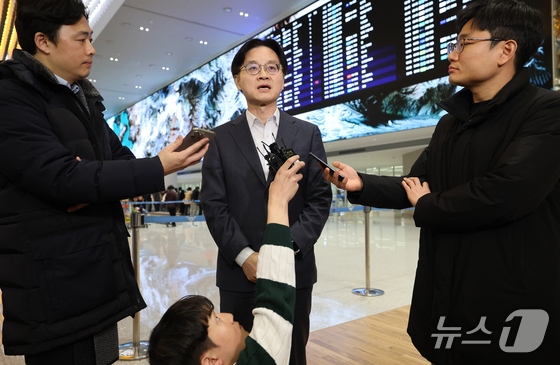 Minister of Trade, Industry and Energy Kim Jung-kwan, who returned after discussing pending trade issues between South Korea and the U.S. related to Washington\'s policy of mutual tariff hikes, answered reporters\' questions upon arriving at Incheon International Airport on the afternoon January 31 2026.1.31 / News1