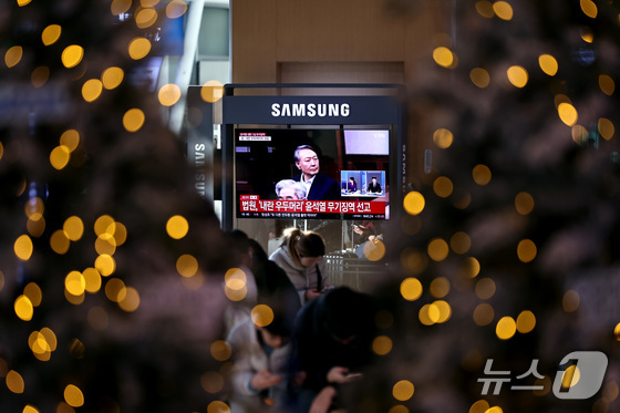 On Thursday afternoon, news regarding the first-instance sentencing of former President Yoon Suk Yeol on charges of leading an insurrection was broadcast on a TV installed in the Seoul Station concourse. Former President Yoon was sentenced to life imprisonment 443 days after declaring a state of emergency on December 3, 2024 2026.2.19 / News1