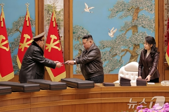 The Rodong Sinmun, the official newspaper of the Workers\' Party of Korea, reported on February 28 that the respected Comrade Kim Jong Un, General Secretary of the Workers\' Party of Korea and Chairman of the State Affairs Commission of the Democratic People\'s Republic of Korea, met with key leading officials and military commanders at the headquarters of the Party Central Committee on February 27 and presented them with specially prepared gifts / Rodong SInmun