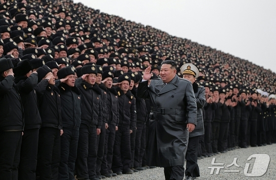 On February 1, Kim Jong Un, General Secretary of the Workers\' Party, attended the completion ceremony of the Sinuiju Greenhouse Complex Farm and waved to the construction workers / Rodong Sinmun