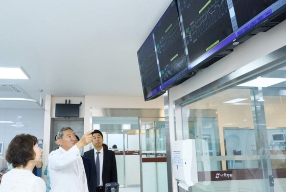 Dr. Ha Heon-young, Director of Incheon Naeun Hospital (second from left), is examining the thynC monitor installed in the ward / Provided by Daewoong Pharmaceutical