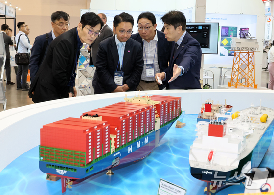 Methanol DF container ships, LNG DF container ships, LNG bunkering vessels, and other eco-friendly ship models / News1