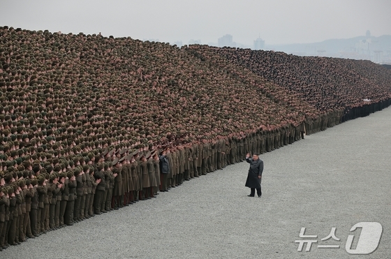 On February 1, Kim Jong Un, General Secretary of the Workers\' Party, attended the completion ceremony of the Sinuiju Greenhouse Complex Farm and waved to the construction workers / Rodong Sinmun