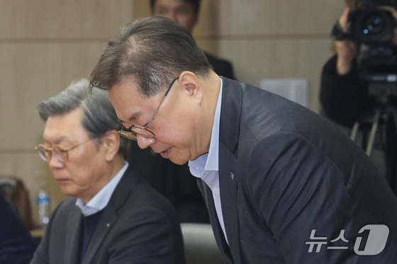 Park Il-joon, Vice Chairman of the Korea Chamber of Commerce and Industry, apologized on Monday morning at an emergency meeting to review pressing issues held at the Korea Trade Insurance Corporation in Seoul regarding a KCCI press release stating that high-net-worth individuals are leaving Korea due to inheritance taxes 2026.2.9 / News1