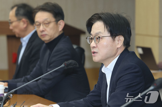 Minister of Trade, Industry and Energy Kim Jung-kwan speaks at an emergency meeting to review pressing issues with economic organizations held at the Korea Trade Insurance Corporation in Seoul on Monday morning 2026.2.9 / News1