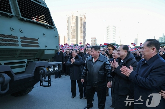 The Rodong Sinmun, the official newspaper of North Korea\'s Workers\' Party, reported on Thursday that an event was held in Pyongyang on the 18th to commemorate the 9th Party Congress, where workers engaged in the military industry presented a 600mm large-caliber multiple rocket launcher to the Party. The photo shows Kim Jong Un, General Secretary of the Workers\' Party, inspecting the multiple rocket launcher vehicle / Rodong Sinmun