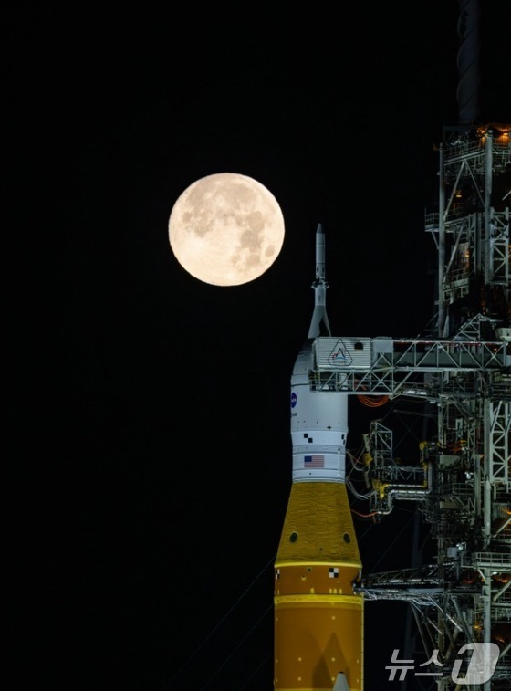 On February 1, a full moon shone brightly over NASA\'s Space Launch System (SLS) and Orion spacecraft installed on the mobile launch platform at Kennedy Space Center in Florida, U.S. 2026.02.19 (Provided by NASA) / News1