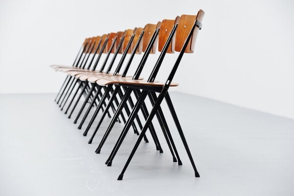 윔 리트펠트, 〈피라미드 의자(Pyramid Chair)〉, 1959, 강판 프레임, 합판 좌석·등받이, 54 × 55 × 81cm, 아렌드(Ahrend).