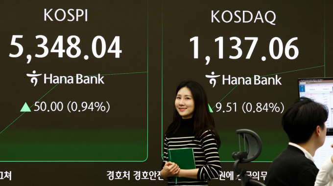  코스피가 상승 출발한 10일 서울 중구 하나은행 본점 딜링룸 전광판에 증시 시황이 표시되어 있다./사진=뉴스1 