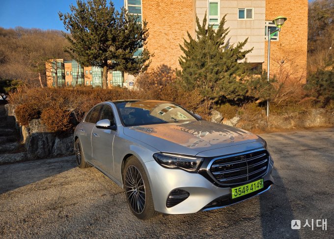 메르세데스-벤츠의 '핵심 심장'인 11세대 신형 E클래스(W214)의 전면부. 전통적인 세단의 비율을 유지하면서도 아방가르드한 라디에이터 그릴 디자인을 채택해 현대적인 감각을 더했다./사진=최유빈 기자