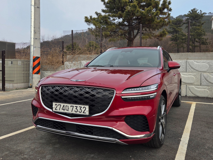 제네시스 GV70 2026년형 모델이 강렬한 '마우나 레드' 색상을 입고 위용을 뽐내고 있다. 두 줄 헤드램프에 적용된 MLA(Micro Lens Array) 기술과 이중 메쉬 구조의 크레스트 그릴이 역동적인 우아함을 완성한다. /사진=최유빈 기자