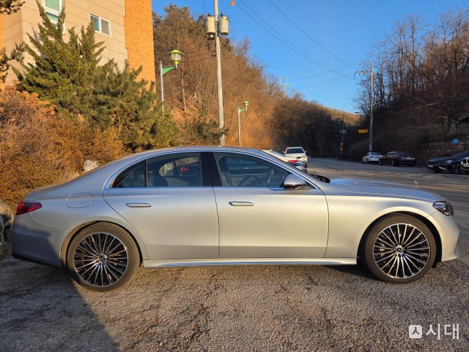 유려한 루프 라인과 긴 휠베이스가 돋보이는 E클래스의 측면 실루엣. 공기역학적 설계와 함께 벤츠 특유의 안정적인 차체 밸런스를 보여준다. /사진=최유빈 기자