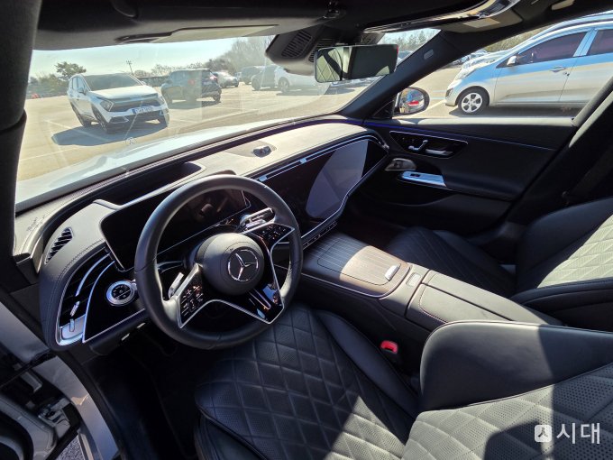 '디지털 럭셔리'의 정수를 보여주는 E클래스의 1열 공간. 퀼팅 패턴이 적용된 가죽 시트와 인체공학적으로 설계된 콕핏이 프리미엄 세단의 안락함을 극대화한다. /사진=최유빈 기자