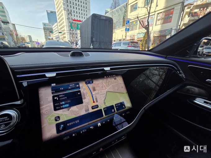 주행 중 시인성을 높인 중앙 디스플레이의 내비게이션 화면. 국내 도로 상황에 최적화된 인터페이스와 증강현실(AR) 기술 등이 접목되어 운전자 편의성을 높였다. /사진=최유빈 기자