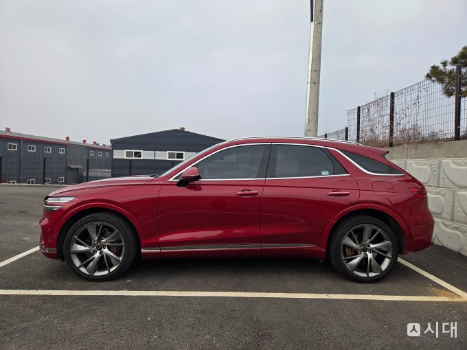 21인치 다크 스퍼터링 휠은 GV70의 스포티한 실루엣을 강조하는 핵심 요소다. 주행 성능뿐 아니라 시각적인 안정감까지 고려한 설계가 돋보인다. /사진=최유빈 기자