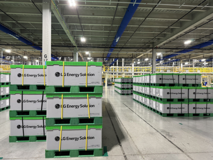 사진은 LG에너지솔루션 캐나다 '넥스트스타 에너지' 공장에서 ESS 제품이 출하되는 모습. /사진=LG에너지솔루션 