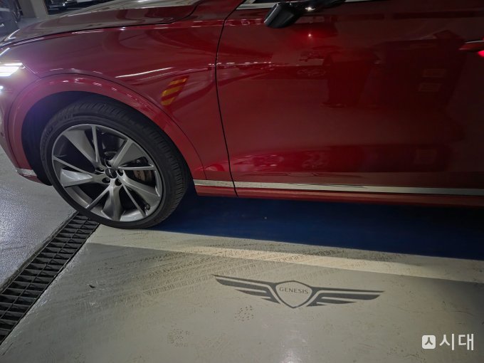 야간이나 어두운 곳에서 문을 열 때 바닥에 선명하게 투사되는 제네시스 로고 퍼들 램프. 운전자를 반기는 럭셔리 브랜드 특유의 세심한 디테일을 확인할 수 있다. /사진=최유빈 기자