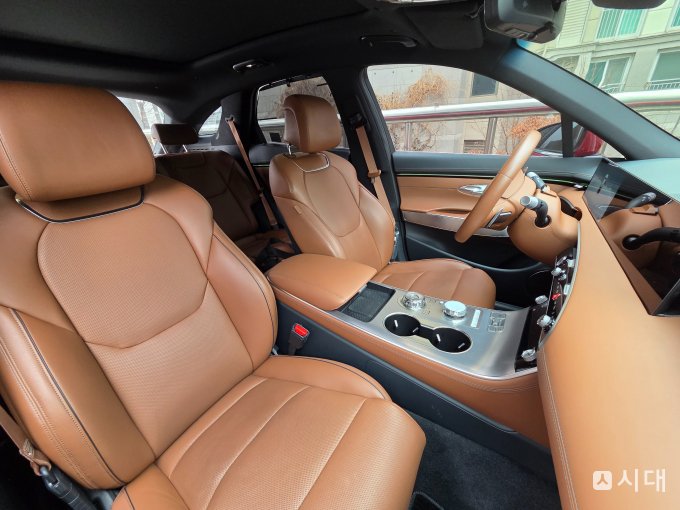 통합형 와이드 디스플레이가 대시보드 중심을 잡아주며 하이테크한 분위기를 연출한다. /사진=최유빈 기자