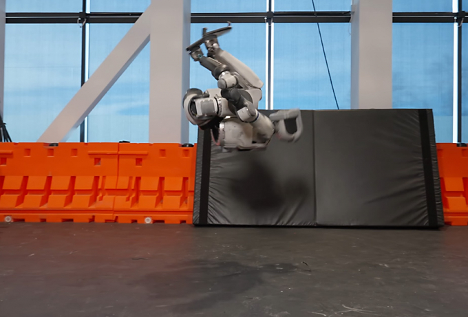 KB증권이 현대차의 목표주가를 80만원으로 제시하며 미래 로보틱스 분야 선도 기업으로 치켜세웠다. 사진은 현대차그룹 미국 로봇전문 계열사 보스턴다이내믹스가 지난 7일(현지시각) 공개한 휴머노이드 로봇 아틀라스의 공중돌기 시연 유튜브 영상 캡처. /사진=현대차그룹