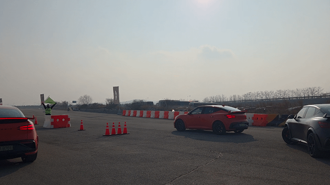 제네시스 GV60 마그마는 제로이백 10.9초의 압도적 가속 성능과 일상의 안락한 럭셔리를 완벽하게 결합해 고성능 전기차의 새로운 기준을 제시한다. 영상은 지난 11일 경기도 화성 자동차안전연구원(KATRI)에서 제네시스 GV60 마그마가 부스터모드로 출발하는 모습. /영상=최유빈 기자