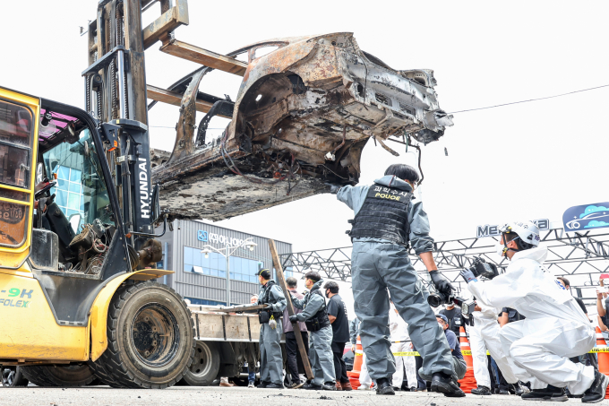 최근 한 아파트 지하주차장에서 화재가 난 메르세데스-벤츠 EQE 차종을 감식하고 있다./사진=뉴스1