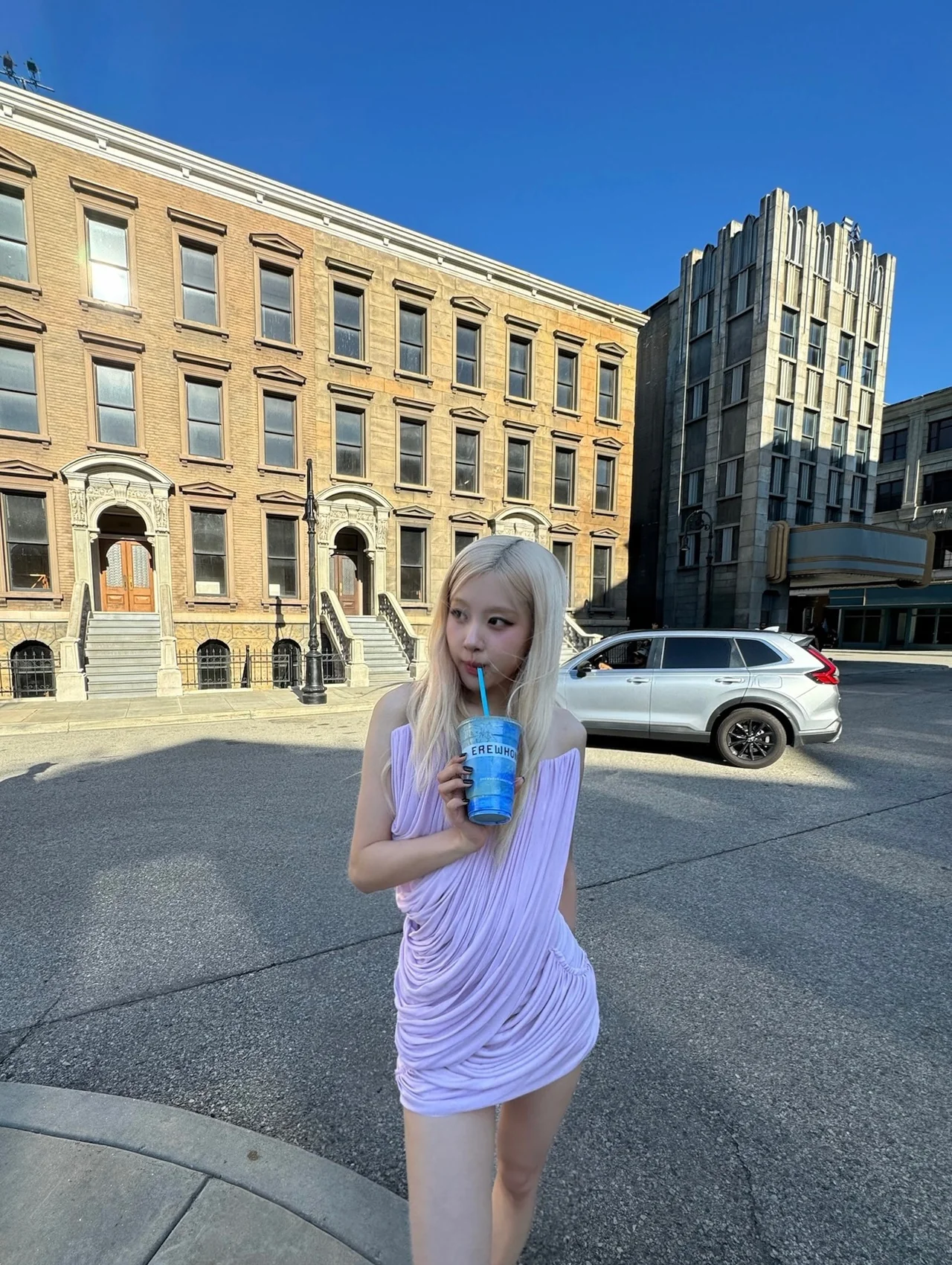 ミニドレスで視線独占…ロゼ、オールドカー×キャンディのヴィンテージ