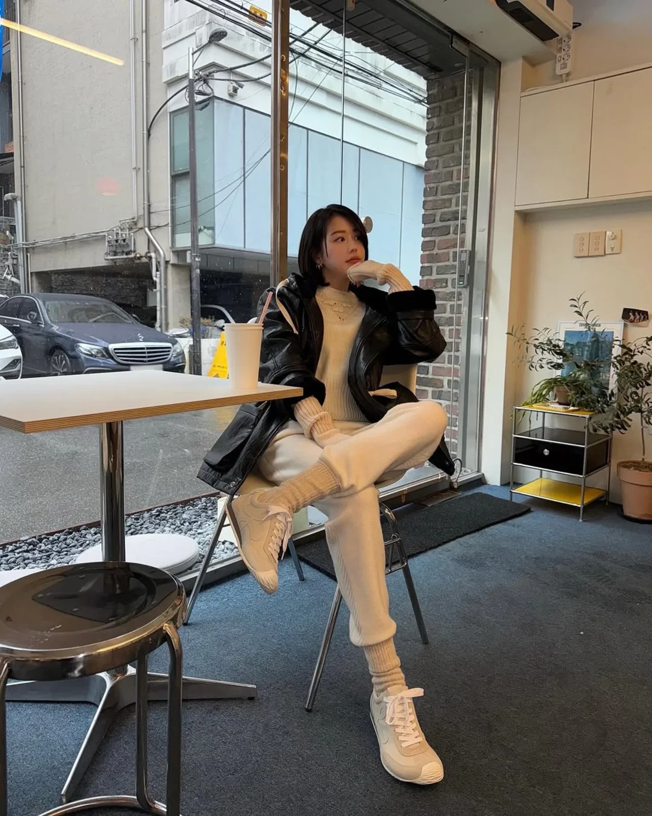 &nbsp;     Ribbed Socks & Sneakers | Tone-on-Tone Perfection from Head to Toe / Photo: Jang Da-ah\'s Instagram