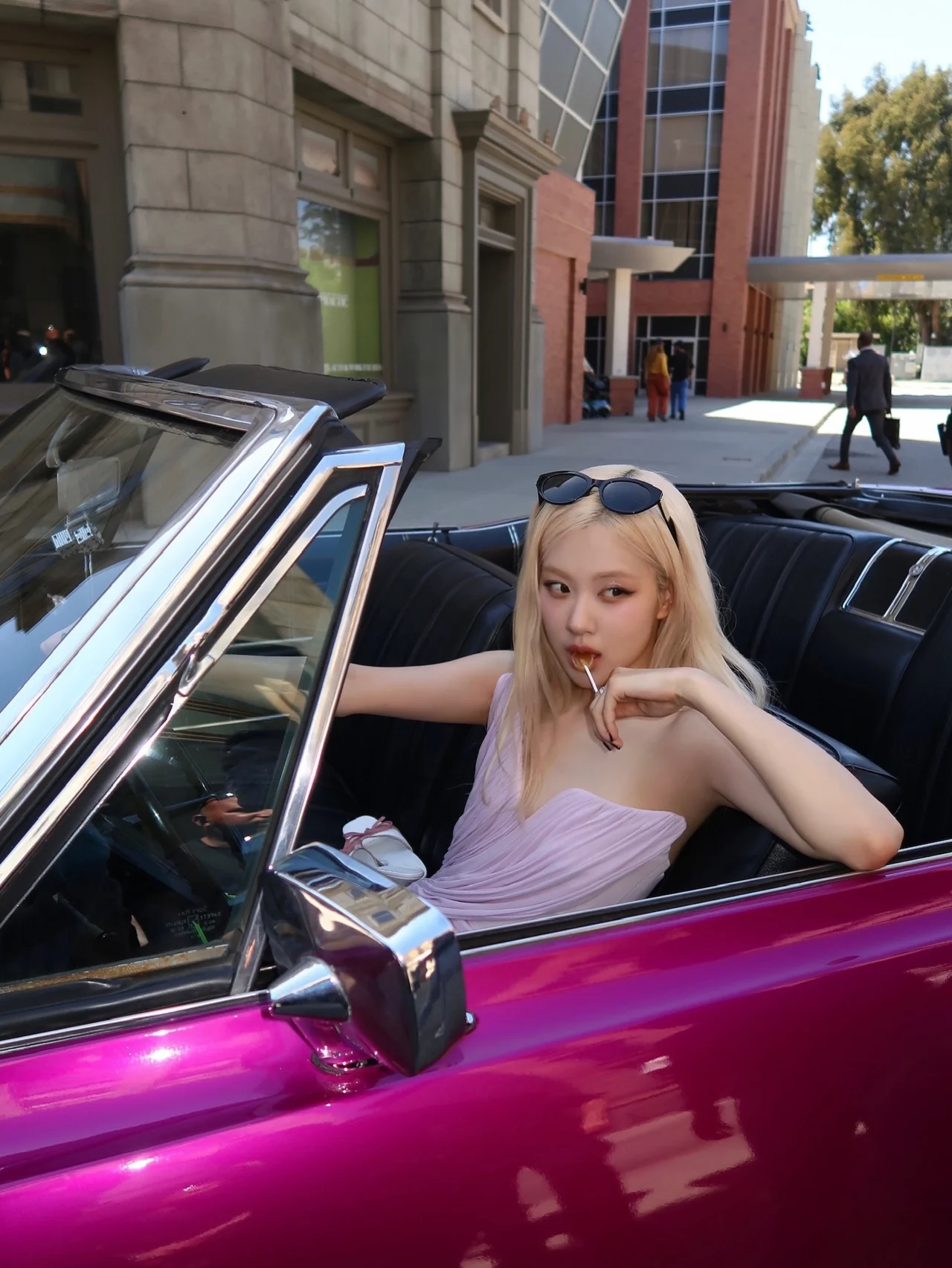 ミニドレスで視線独占…ロゼ、オールドカー×キャンディのヴィンテージ