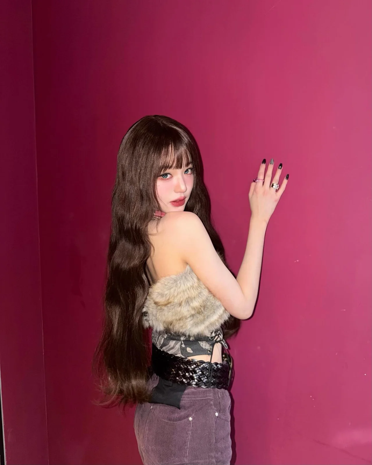 もはや別人？IVEのチャン・ウォニョン、前髪ありの「辛口ルック」で