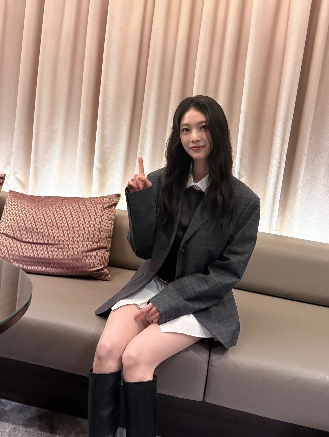 &nbsp;     Black Leather Knee-High Boots | The Secret Weapon of the No-Pants Look / Photo: Gong Seung-yeon\'s Instagram
