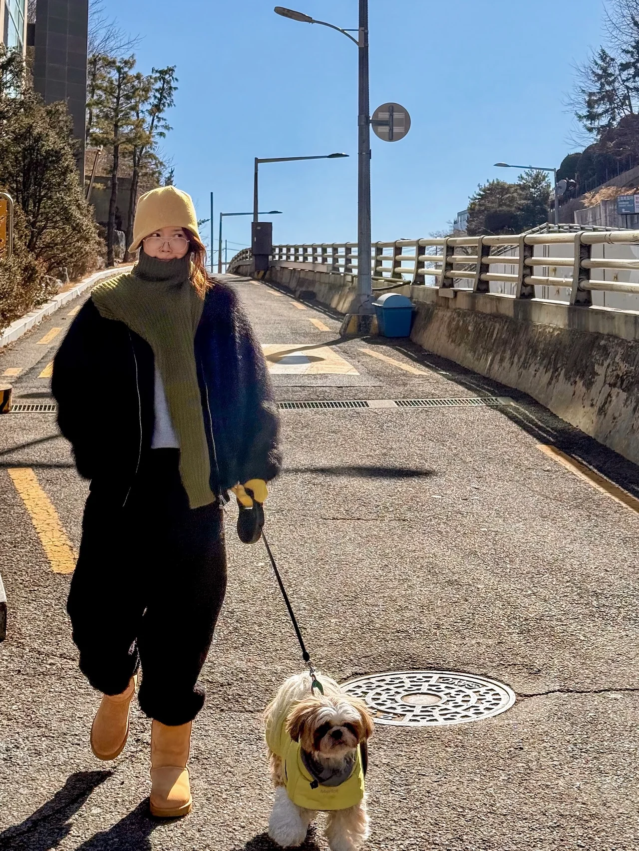 &nbsp;     Yellow beanie & knit scarf | How to add a pop of color to dreary winter outfits / Photo: Chae Jeong-an\'s Instagram