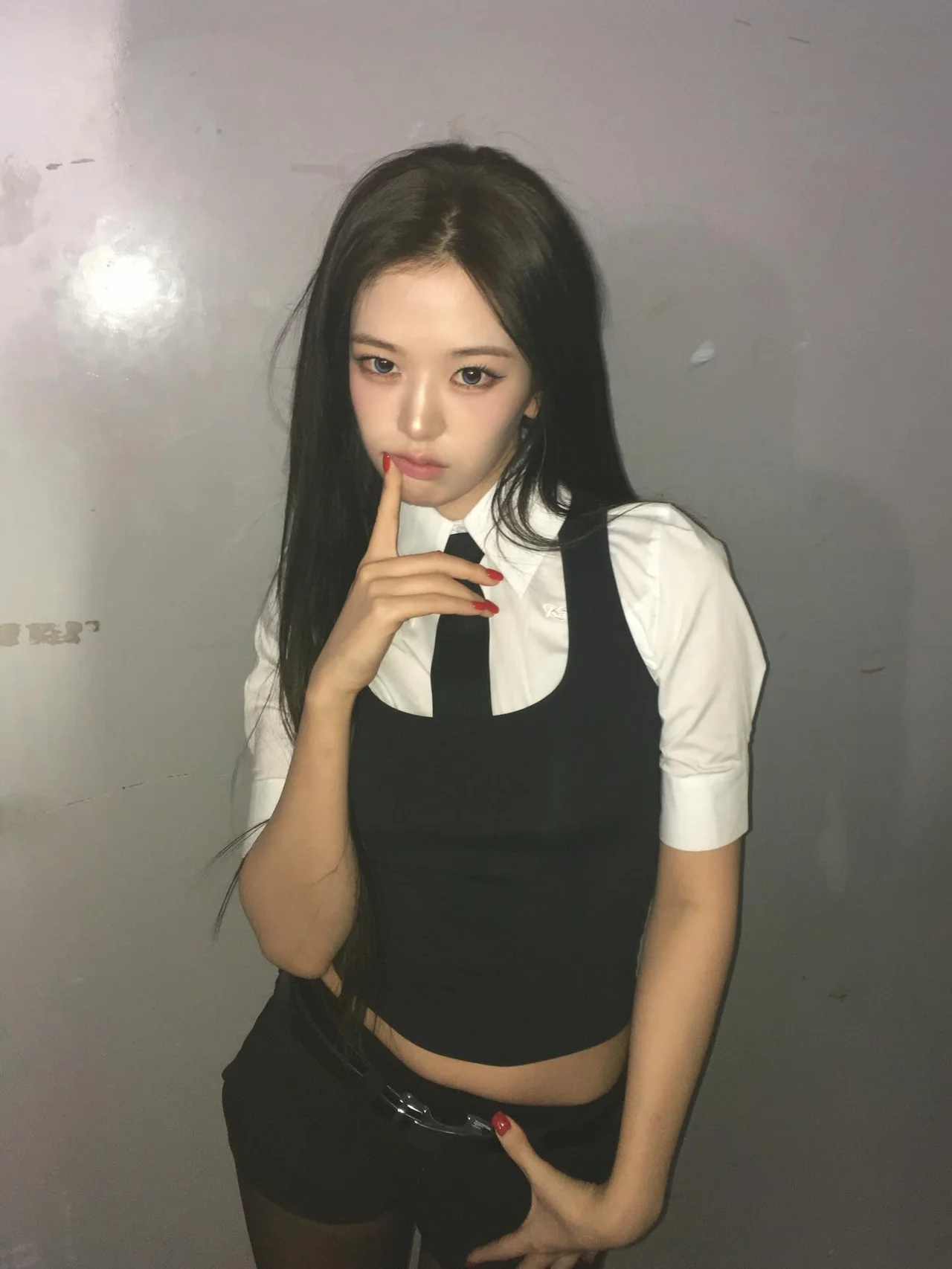 IVE・ユジン、90年代エッセンスで清潔感の裏に潜む致命的ムード♥大胆