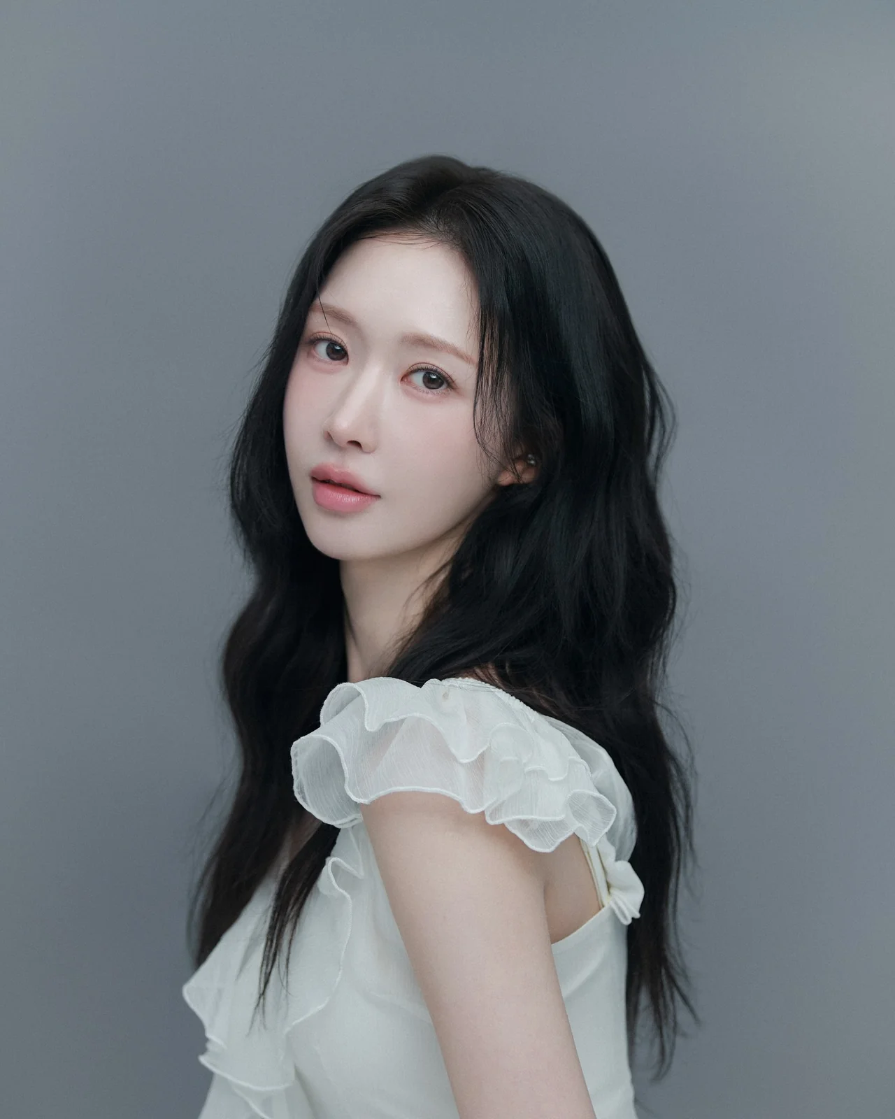 조승희, 흑발에 내린 화이트 프릴… 청순미의 ‘심화 과정’이란 이런 것 | 스타패션