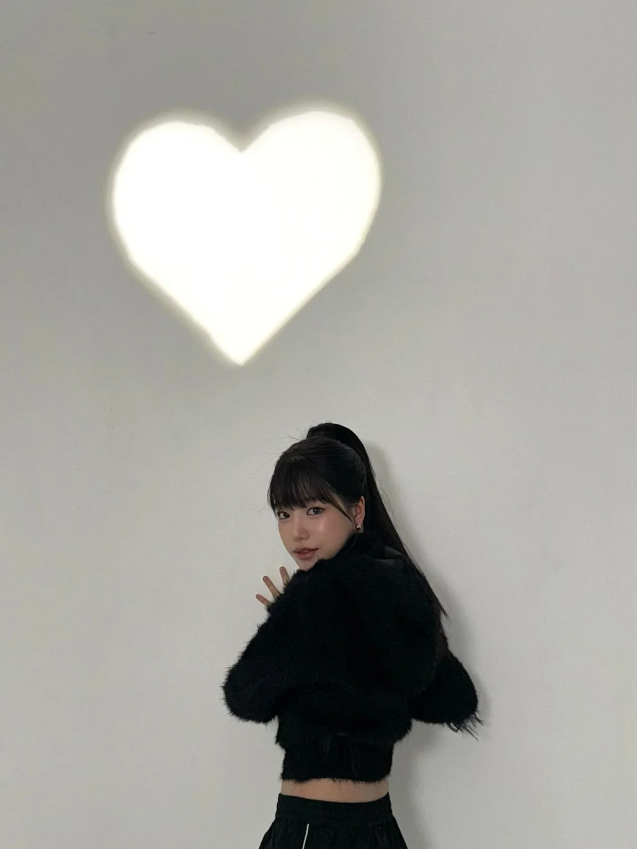 1. 「冬のシック革命！ジョユリのハートライトで魅せるミニマリズム」2. 「ジョユリが魅せる！ブラックルックの新境地とハートの魔法」3. 「ハートの灯りが照らす！ジョユリのクール＆シックな冬スタイル」{k01}ジョユリが魅せる！ブラックルックの新境地とハートの魔法