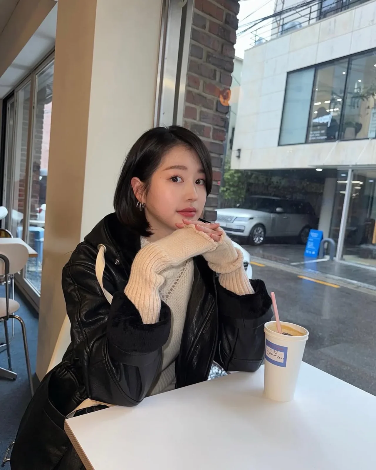 &nbsp;     Black Leather Jacket | Edging Up the White-Out with Some Serious Texture Play / Photo: Jang Da-ah\'s Instagram