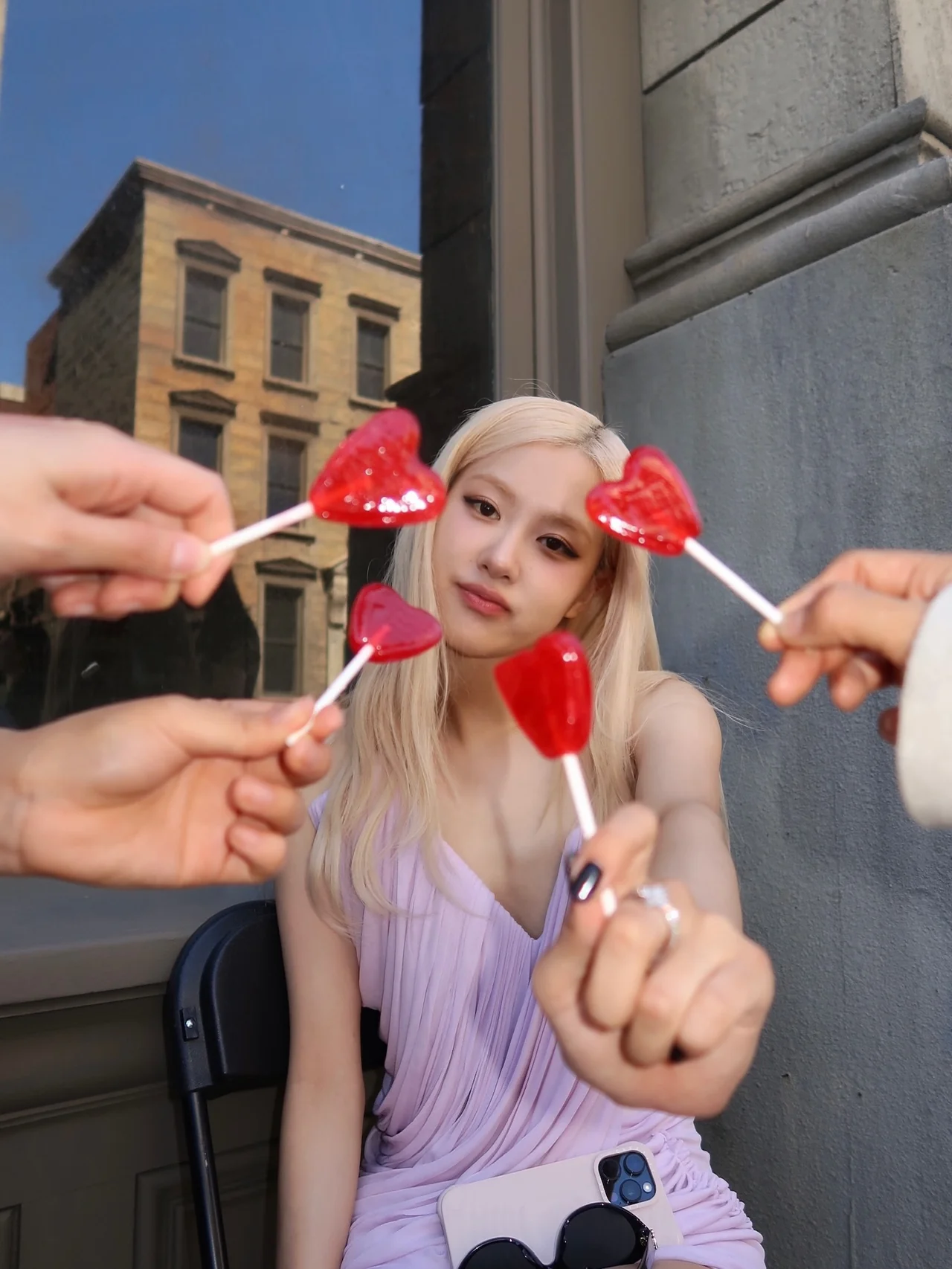 ミニドレスで視線独占…ロゼ、オールドカー×キャンディのヴィンテージ