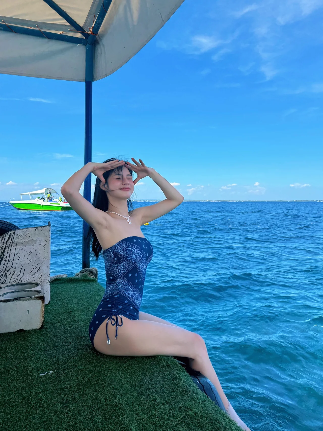 &nbsp;     Zen Moments | Sipping Pretty: How to Nail that Carefree Vacation Vibe / Photo: Han Eo-deum\'s Instagram