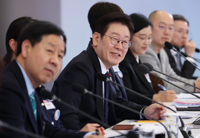 참석자 발언 듣는 이재명 대통령