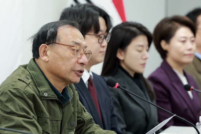 첫번째 회의서 발언하는 국민의힘 이정현 공관위...<YONHAP NO-4515>