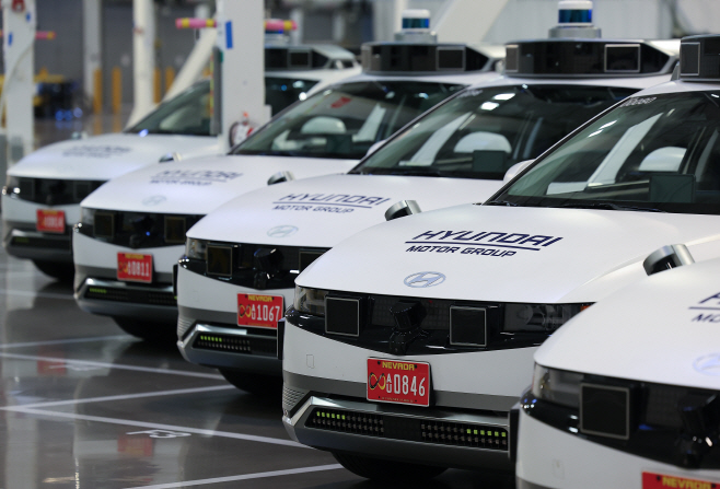 줄지어 있는 아이오닉 5 로보택시