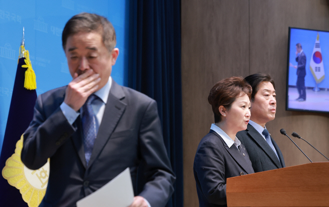 민주당-조국혁신당 합당 논의 중단 촉구하는 강...<YONHAP NO-4269>