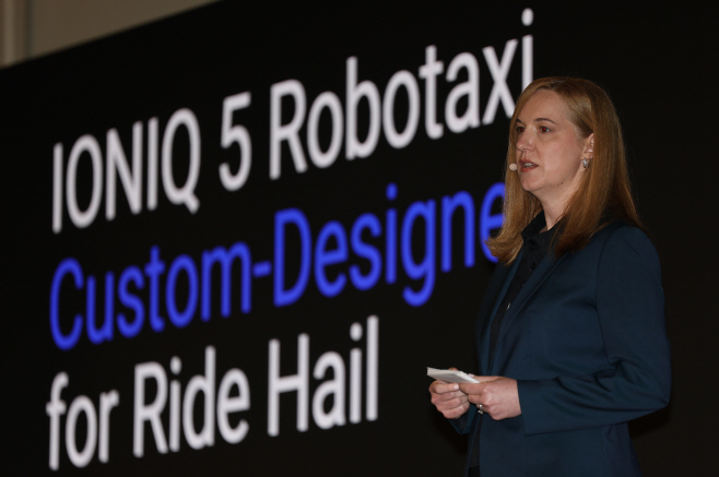 아이오닉 5 로보택시 설명하는 로라 메이저 모셔널 CEO