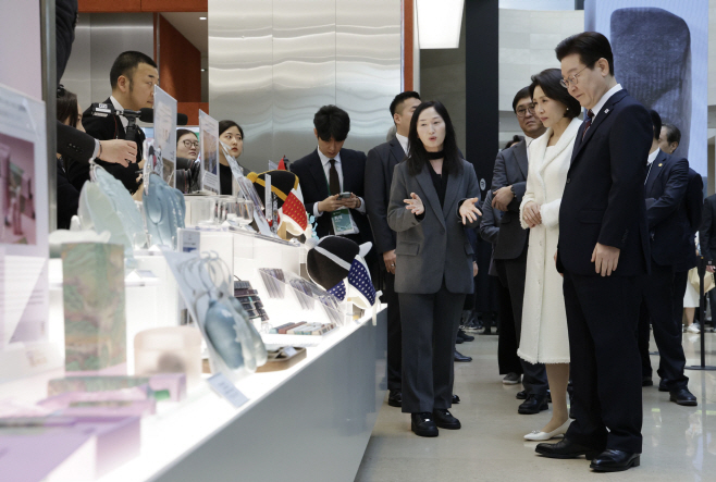 기념품 살펴보는 이재명 대통령 부부<YONHAP NO-3404>